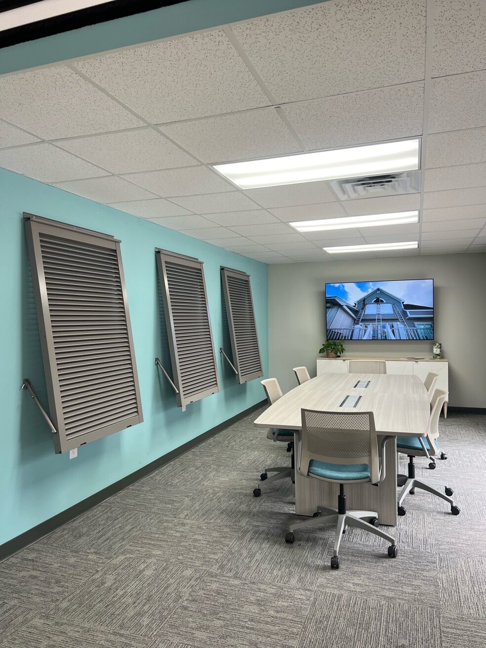 Modern conference room with table and chairs.